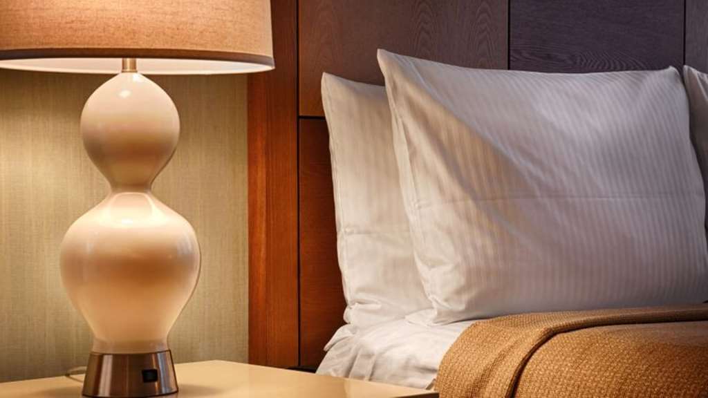 Gateway Hotel Santa Monica Room photo